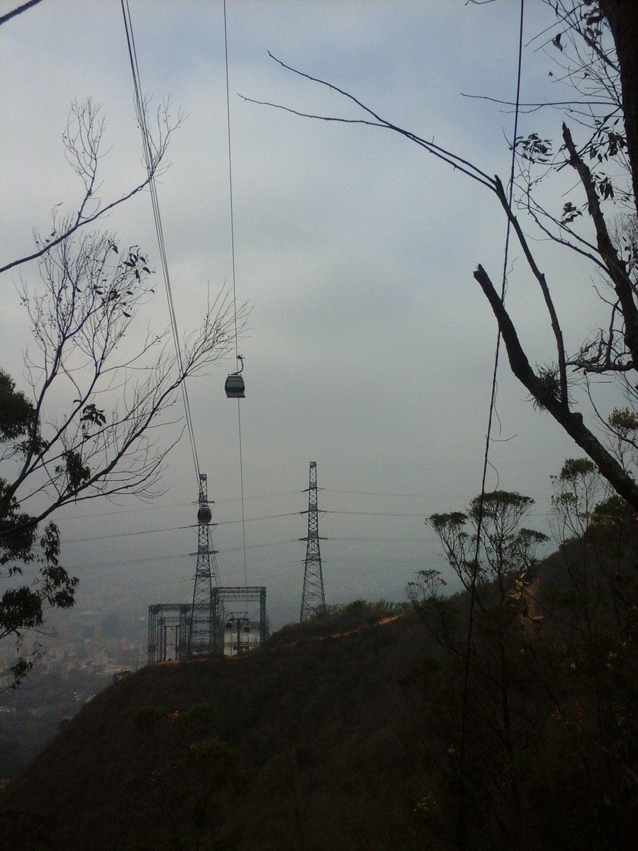 rescatecaracas's tweet photo. Calima se extenderá hasta inicio de las lluvias,los vientos arrastran el polvo generado por los incendios forestales https://t.co/gnceSwE4Gn