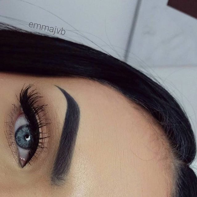 RealBadBrunette's tweet photo. Tag someone with beautiful eyebrows 😏 https://t.co/eBKKsuVQTh