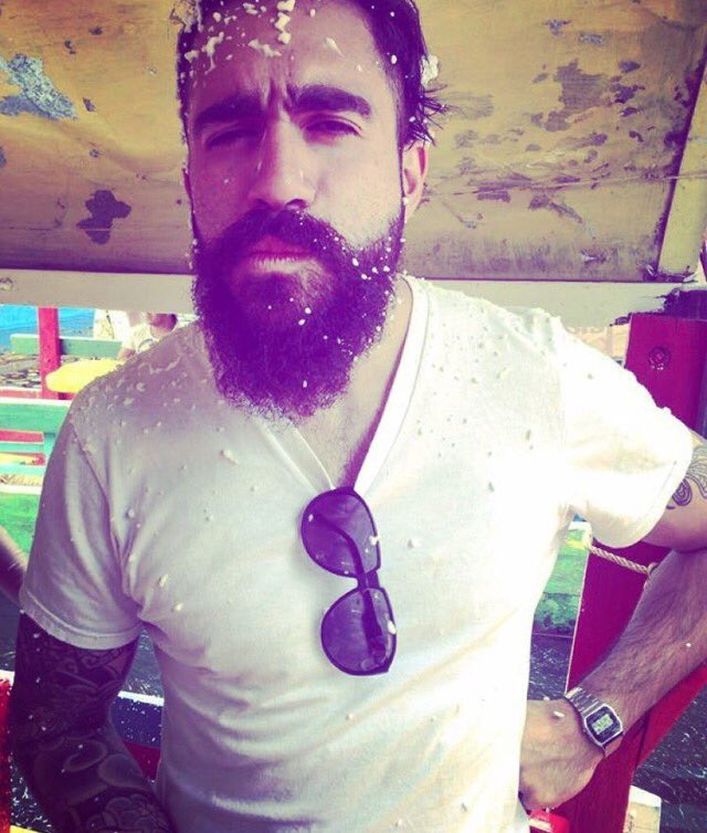 carlaguego's tweet image. A los amigos se les apoya y @AleRosasM y su barba ya casi ganan. Aquí se vota bit.ly/AlexRosas #FelizLunes