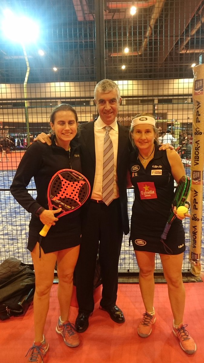 iservia's tweet photo. #TeamCyCresponde @navarrocarolina & @ceciliareiter
Cuando tenga foto con @MatiDiazWarrior, @Starvie regala pala? https://t.co/g22hkdSmwx