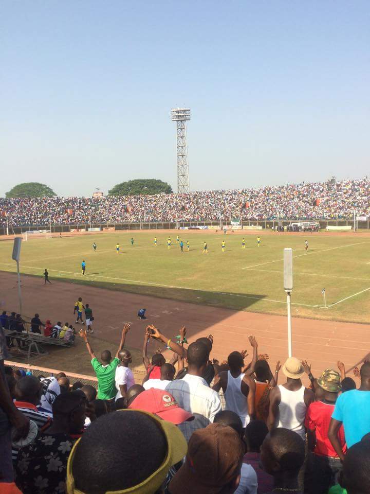 HumansofSalone's tweet photo. A packed-full stadium as #SierraLeone leads by a goal @ half-time. #GoLeoneStars https://t.co/KzBmVbiMzk