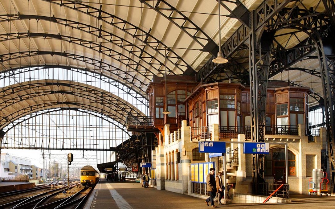 poubellelounet2's tweet image. Gare de Harleem (ma ville après Paris), je sais, toute cette propreté c&apos;est #choquant