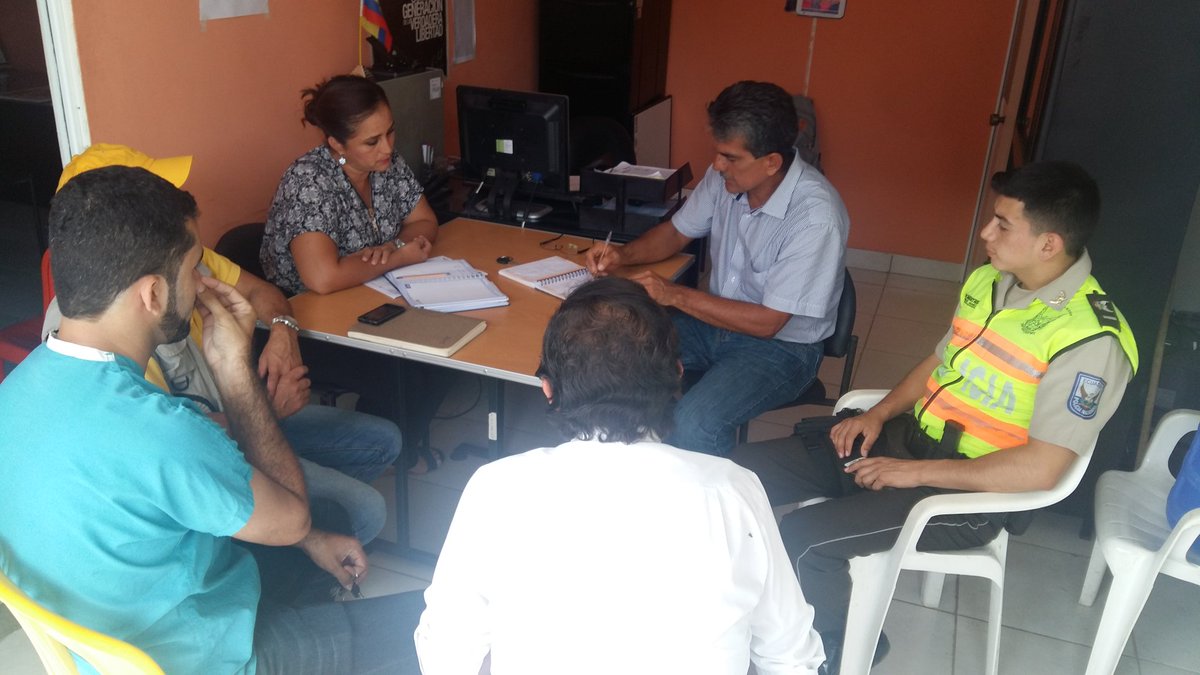 maferzamo's tweet photo. #JPBuenaFe #EMAPSA y organismos básico buscando solución al problema de inundaciones @Gober_LosRios @kharlachavez . https://t.co/838GPUPKDV