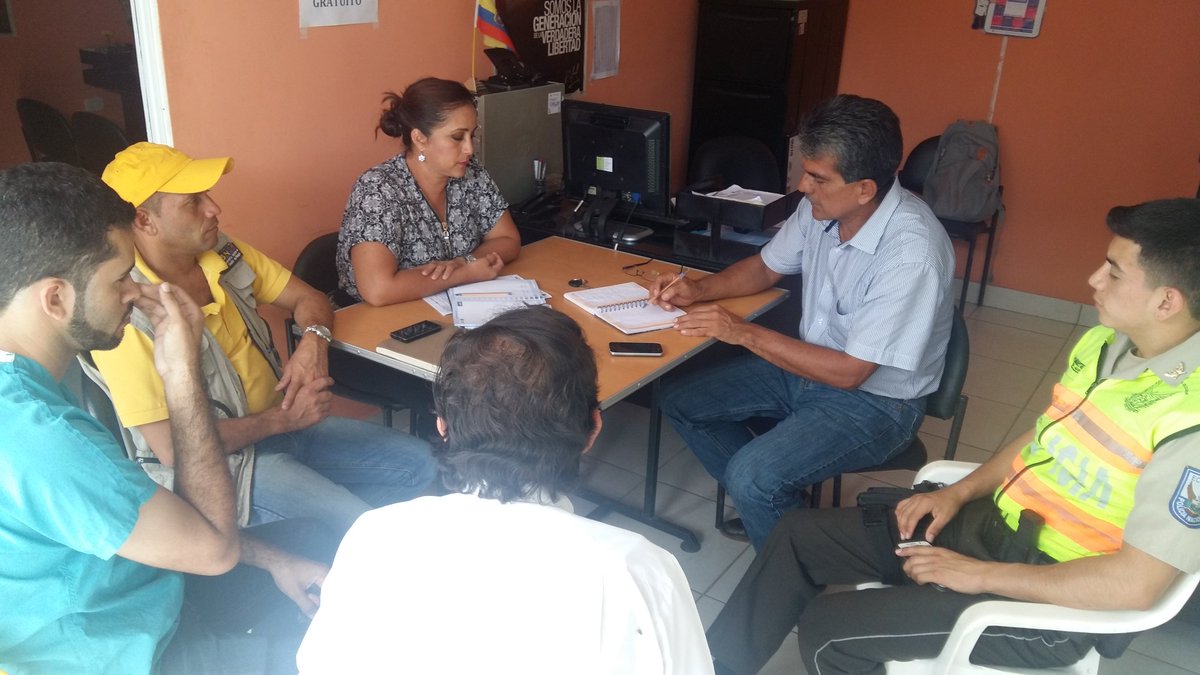 maferzamo's tweet photo. #JPBuenaFe #EMAPSA y organismos básico buscando solución al problema de inundaciones @Gober_LosRios @kharlachavez . https://t.co/838GPUPKDV
