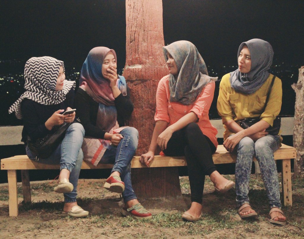 Syukuri apa yg ada, Bahagia itu kita yang rasakan, tak perlu iri sama org lain itu hanya membuat dirimu gelisa...