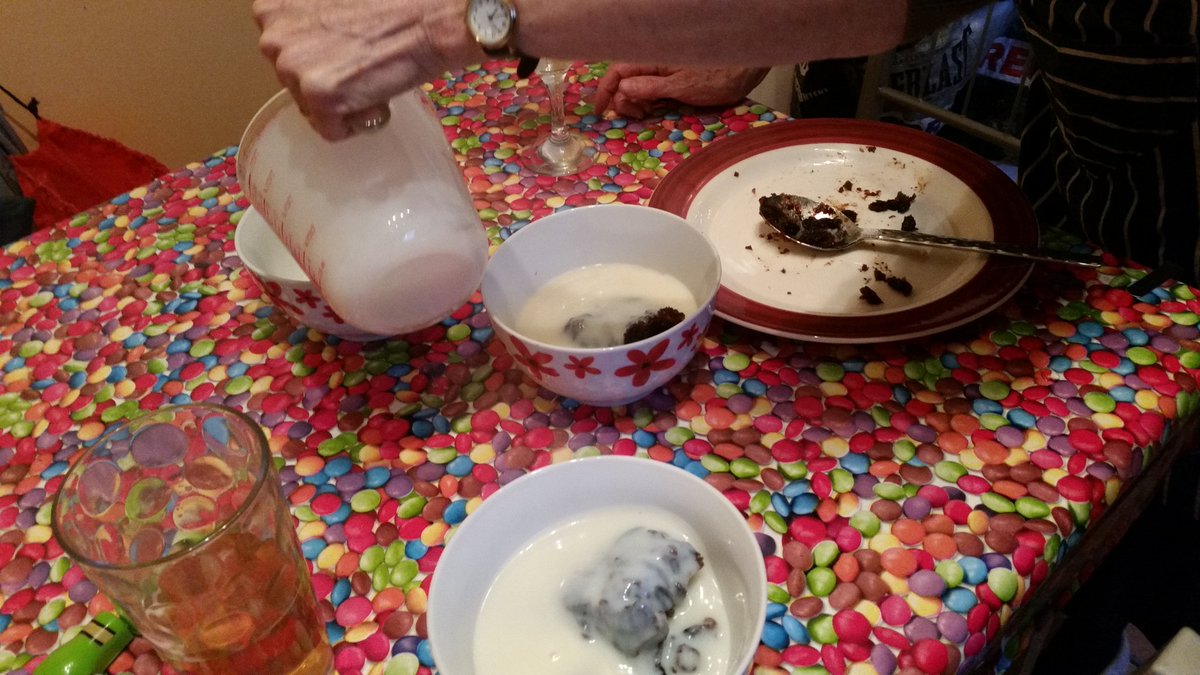 prwilsonmedia's tweet image. Time to tuck into our leftover xmas puds  for Easter Monday! #HowWeRoll  #rumsauce