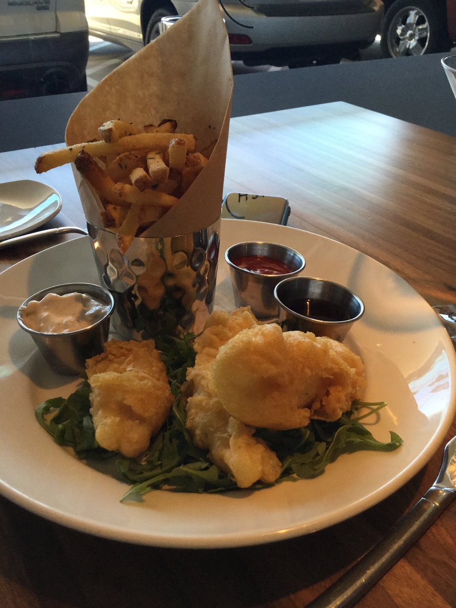 DishinwDaisy's tweet photo. @DishPHollow @pcpeople #fishandchips #lobstercornchowder #DishLunchRocks #valet #PerfectPortions @Equinox #cod https://t.co/csRWQtPdjt