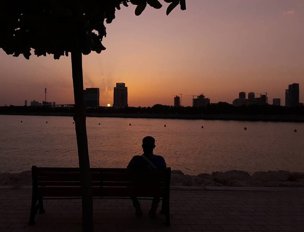 MoAwesomeSauce's tweet photo. #HappinessIs sitting by the side of the sea, enjoying the cool breeze & watching the sun go down 😍
#SadnessIs the e… https://t.co/DpFdN8HKJq