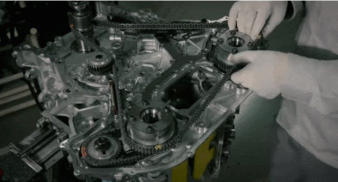 Hand-assembling a 565 hp engine is a methodical, precision art form. roadandtrack.com/car-culture/vi…