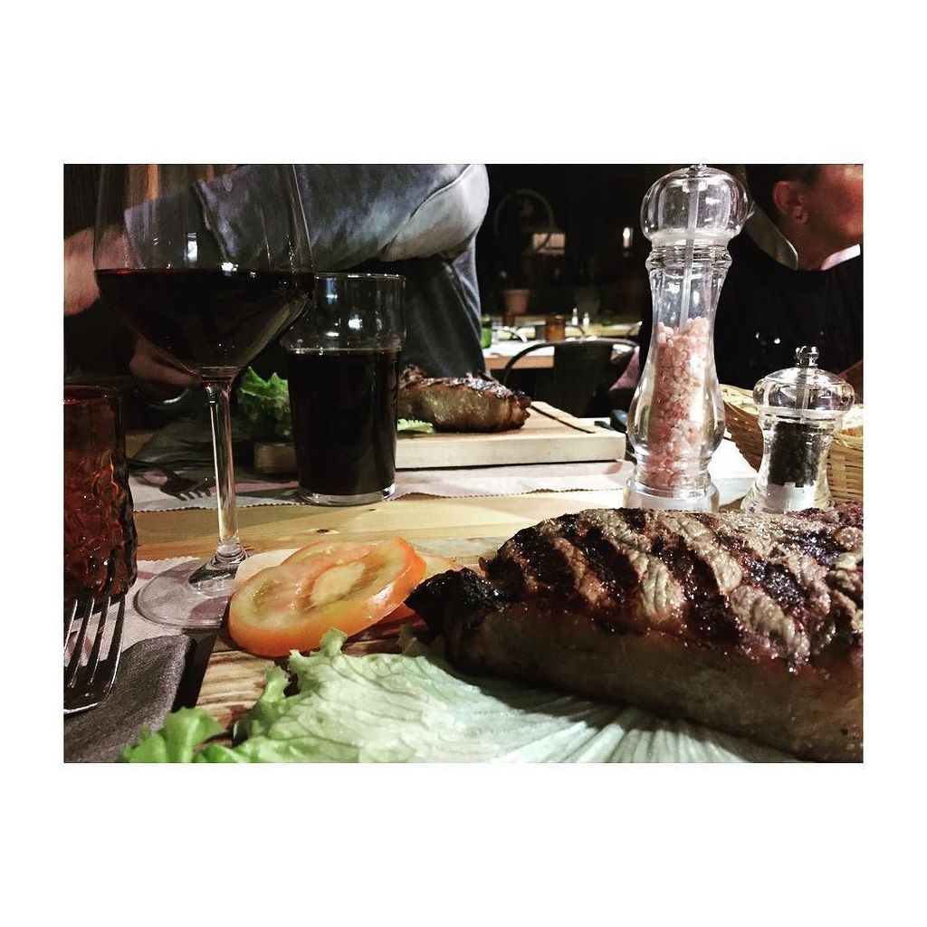 LoggiaGloria's tweet photo. InstaPic by valins_: Mangiatela una cosa ogni tanto #youaredoingitright #chianina #costata #800gr #chianti #ciaoveg… https://t.co/yRchbYdCrj
