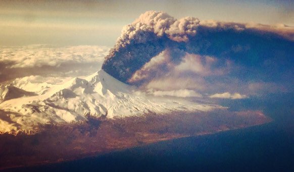 Allarme per Eruzione del Vulcano Pavlof in Alaska, foto impattanti