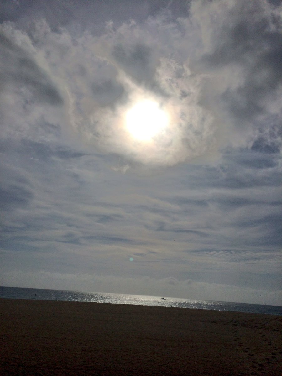 San3113Sg's tweet photo. #LaHoraChachi82 @LaHoraChaChiOfi #LaHoraChachi83 #mira el reflejo Como forma Un 💖 #bendecidolunes #blessinglife 🌴☀️💖 https://t.co/h7LHc7jpW5