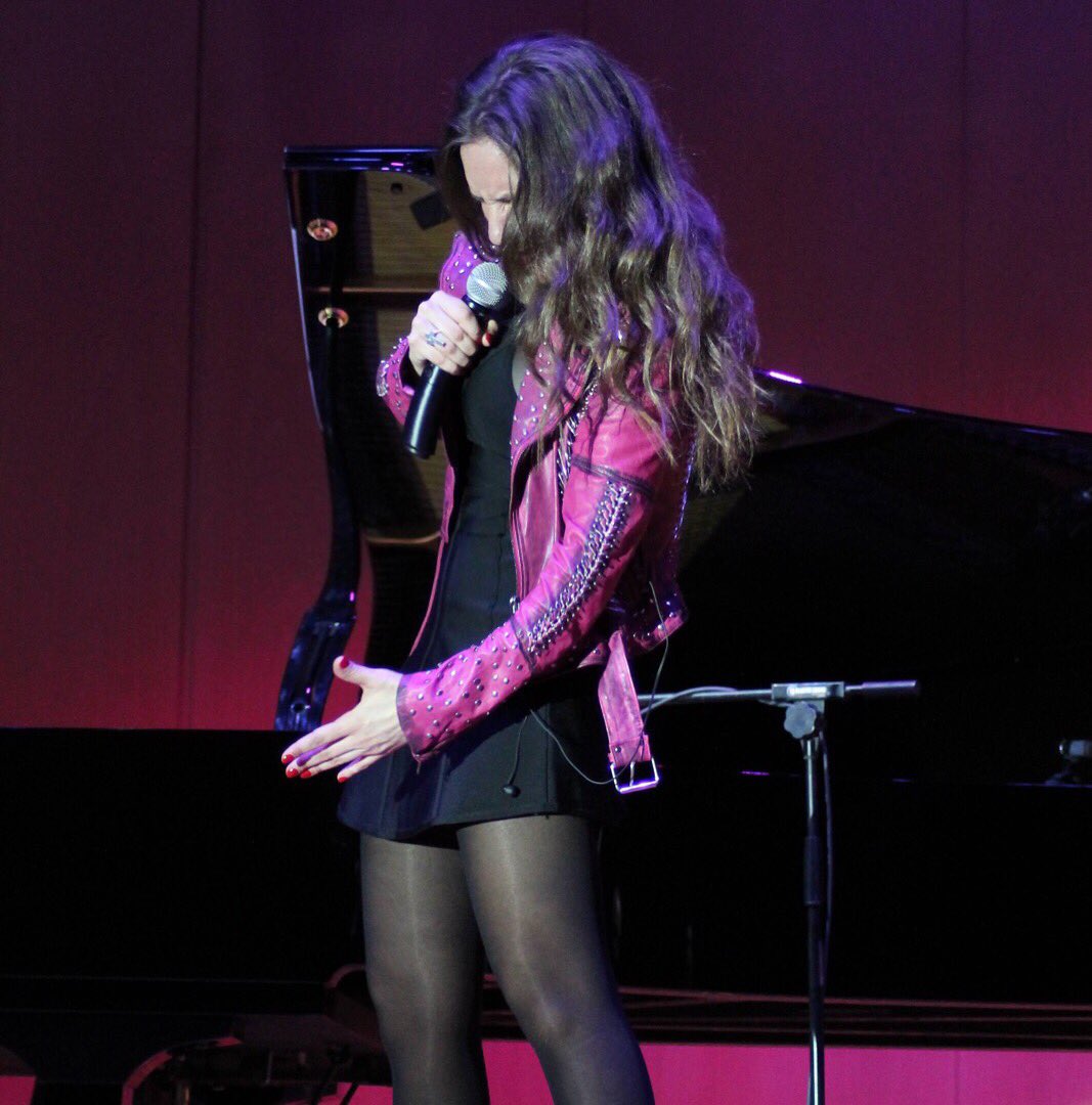 Se del arte qtienes y el sonido de tus notas me mantiene,eres tú manantial viviente,el Flamenco va ctg y nunca muere