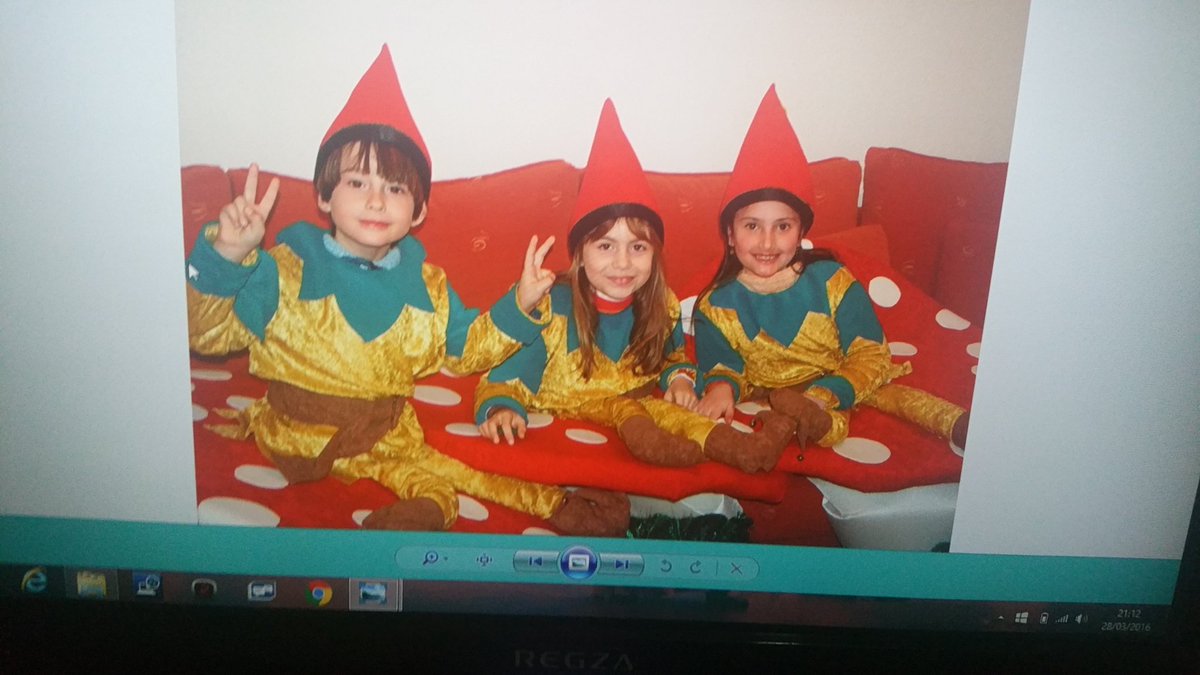 jennigug's tweet photo. Ese momento en el que encuentras fotos trambolikas https://t.co/91RPUrAnPg
