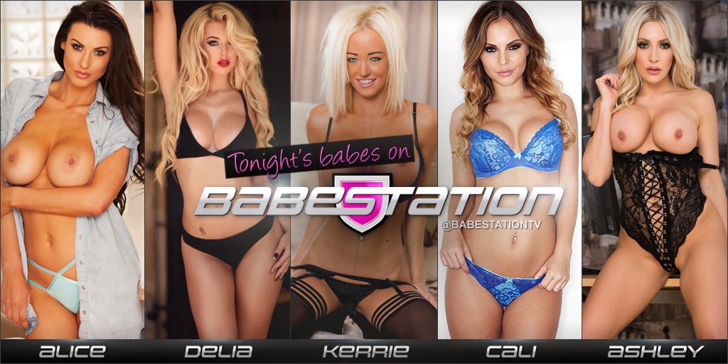 We have just gone #LIVE !! @AshleyEmmax @deliarosee1 @caligarciaX @xAliceGoodwinx @KerrieCowan https://t.co/ohAdi84qph