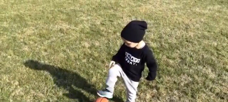 Pwlaying bwasketball