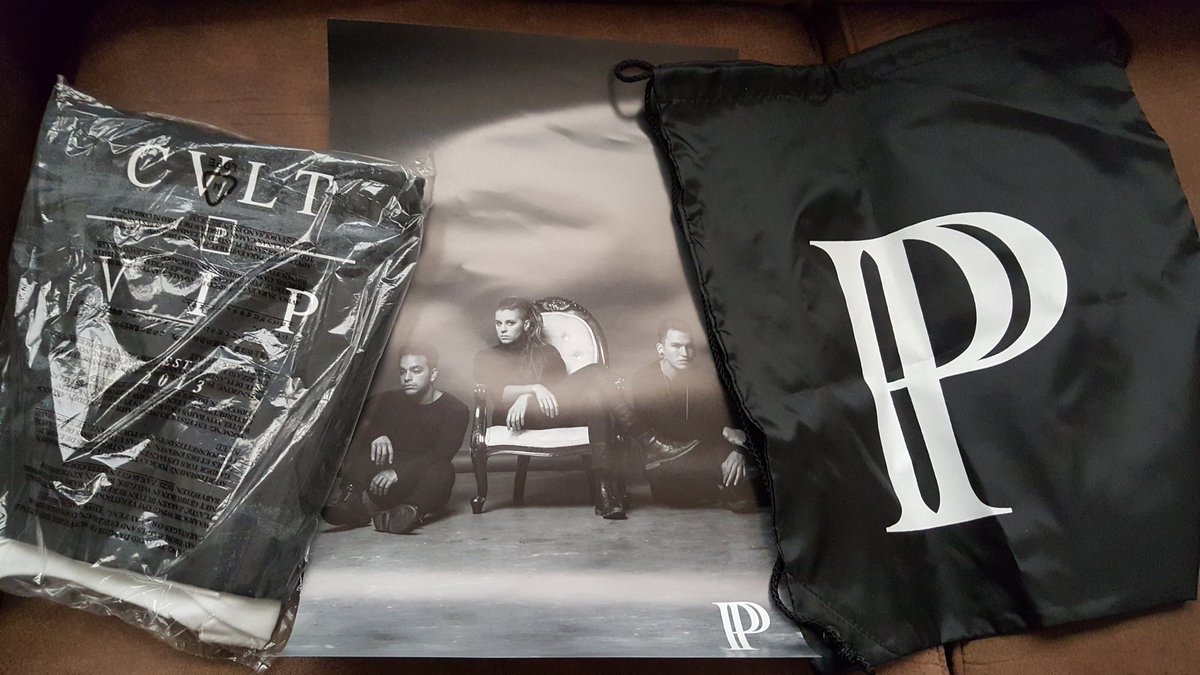 dwdianaweaver's tweet photo. @ThisIsPVRIS @LYNNGVNN Awesome stuff left on my doorstep today...thanks #PVRISVIP #WonderfulVIP https://t.co/3KJJHcysMD