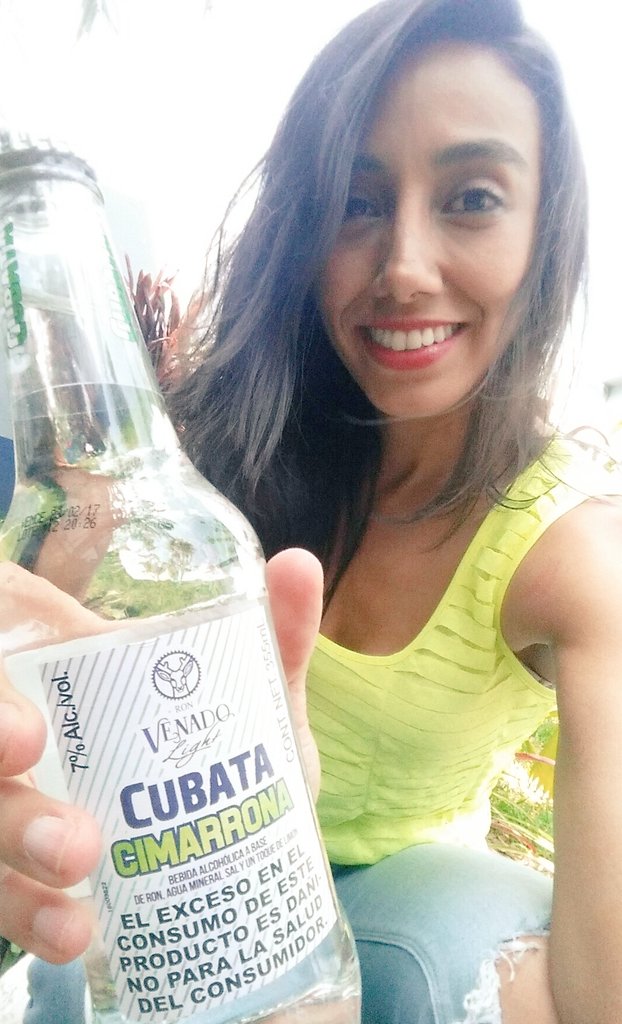 KarlaCalvillo's tweet photo. Amo el calor, pero tengo sed. ¿Y ahora quién podrá defenderme? ¡Una #CubataCimarrona! Salud, aquí ando #Cubateando. https://t.co/VvvsOlIgBq
