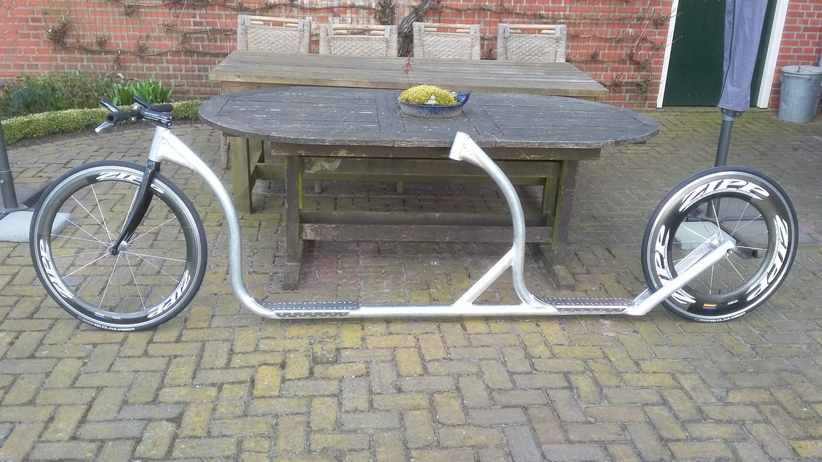 Hij staat op z'n wielen de Tandem-step. Ziet er wel snel uit. Nu nog even bedenken hoe het tweede stuur er op komt.