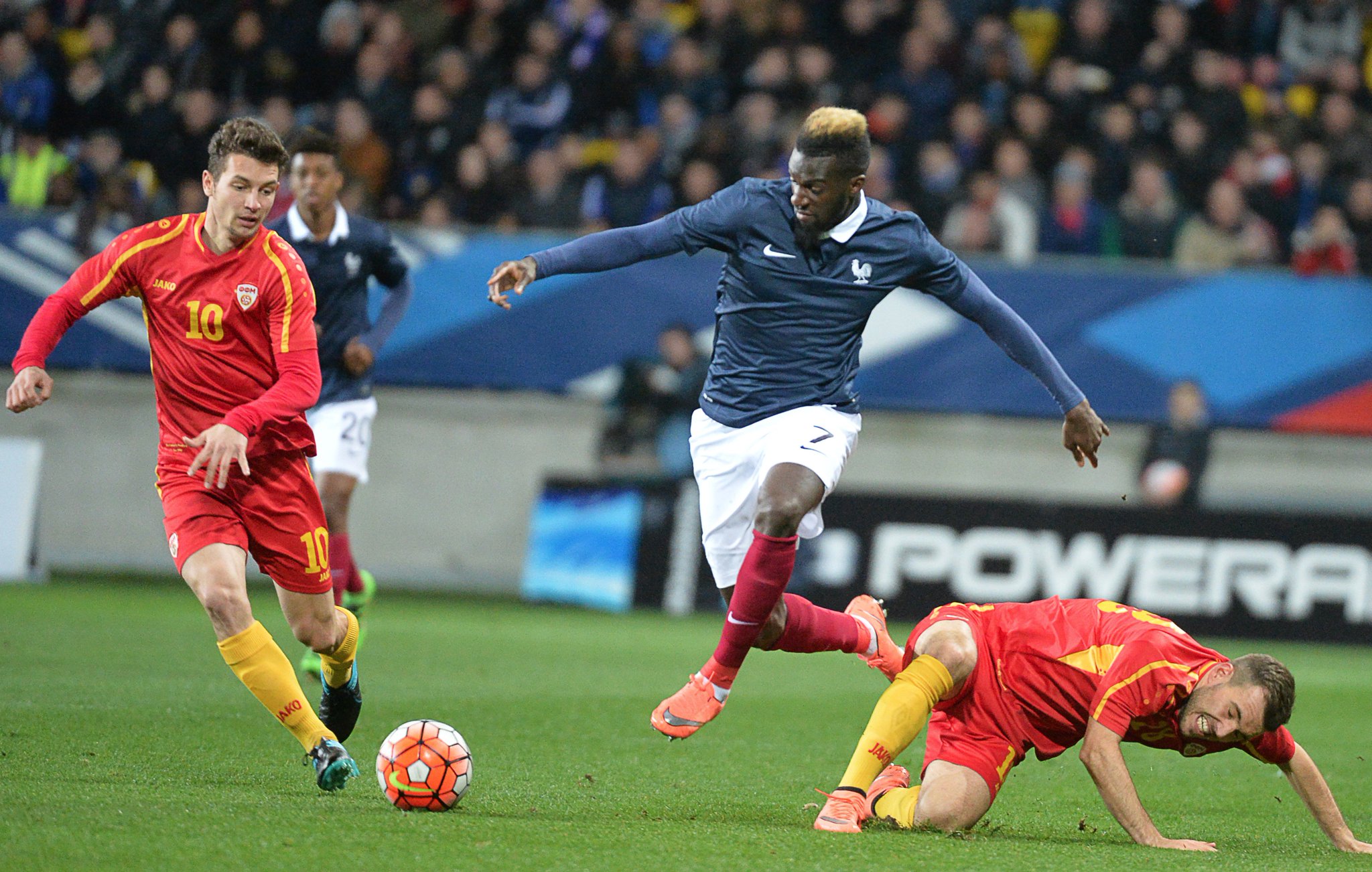 Bakayoko between Babunski and Radeski; photo: FFF