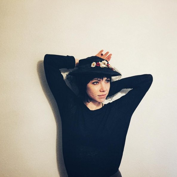 BuzzFeed's tweet photo. .@carlyraejepsen is the pop queen we need https://t.co/iJrJo0A3T2 https://t.co/xg3gg1OkCb