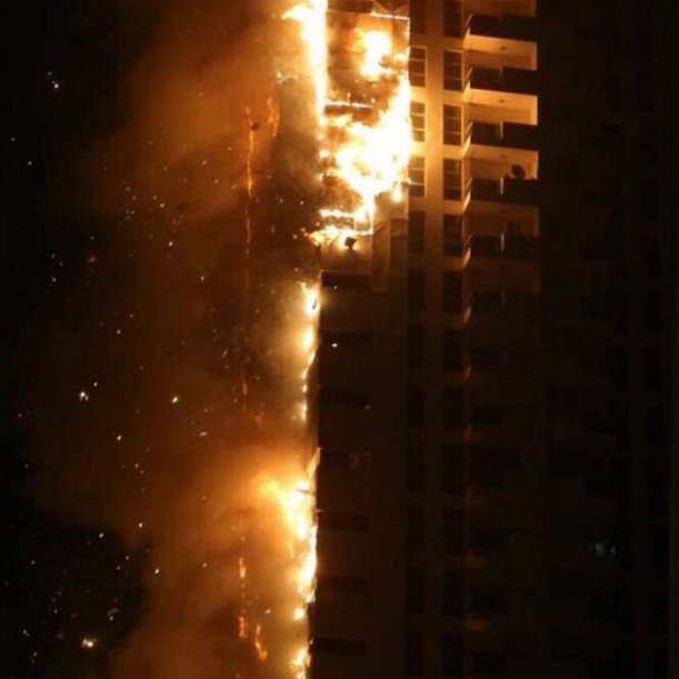 le_Parisien's tweet photo. VIDEO. Émirats arabes unis : gigantesque incendie dans deux tours d'habitation https://t.co/n6M5JLMxkt https://t.co/EQ2FDEAjVY