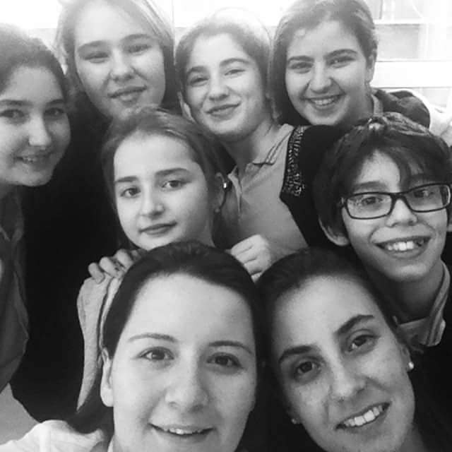 tgy_1907's tweet photo. Yeni bir fotoğrf yeni bir hüzn mutlulk bir arada.Okulun Fono English club #selfisi o kadar çok severdn ki İngilzceyi https://t.co/ArkybuU7sY