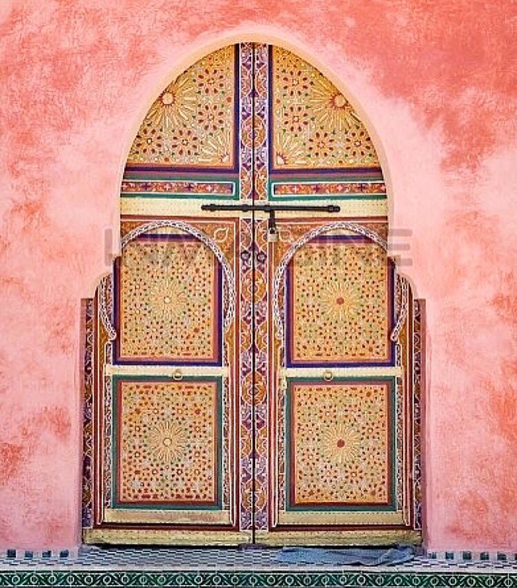 DARAartisans's tweet photo. Colorful, exotic & intricate -- Beautiful arch door from Marrakesh, Morocco #madebyhandmonday https://t.co/9APjOt8l2S