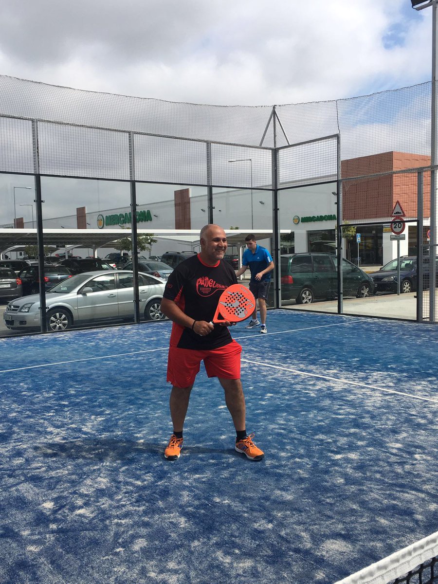 solopadel1's tweet photo. @Justtenpadel @padelissimo @bullpadel bien vestido y bien equipado mejores marcas lo dudo https://t.co/gGZcbIRniA