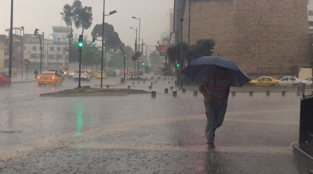 GralFlores's tweet photo. Llueve en #Quito por su #SeguridadVial disminuya la velocidad la calzada se torna más resbaladiza!! https://t.co/z5HPKNgMLf