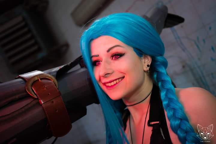 Isildhen's tweet photo. *Piltover burning* ( ☆∀☆) 🔥
#cosplay #LeagueOfLegends #jinx #jinxcosplay https://t.co/uXQjFtuzfd