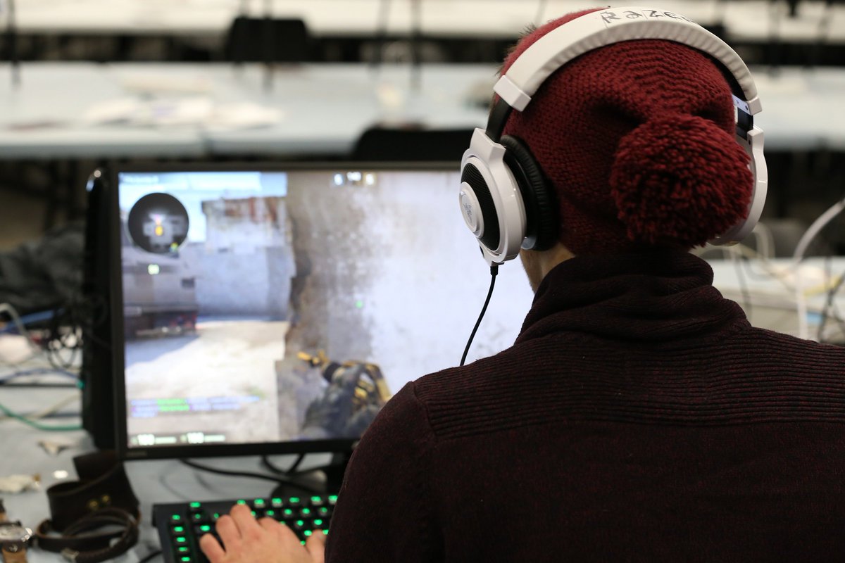 Razer's tweet image. The #RazerBus was down in France for Gamers Assembly this weekend.

Assemble &amp;amp; 👀 the pics rzr.to/DaSEx