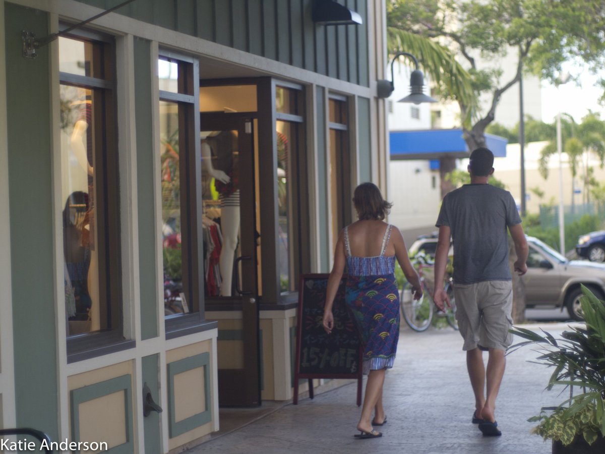 ULIHawaii's tweet photo. What makes a healthy place? #1 One where you can get out of your car &amp; walk from shop to shop #BuildingHealthyPlaces https://t.co/qKZxbt0IRs