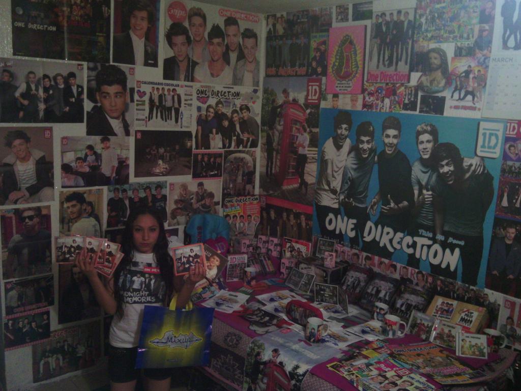karinareyes1512's tweet photo. #onedirectionenmixup Es la representación de mi vida a su lado como story of my life lo escrito en mis paredes 💙 https://t.co/wdFiE84taj