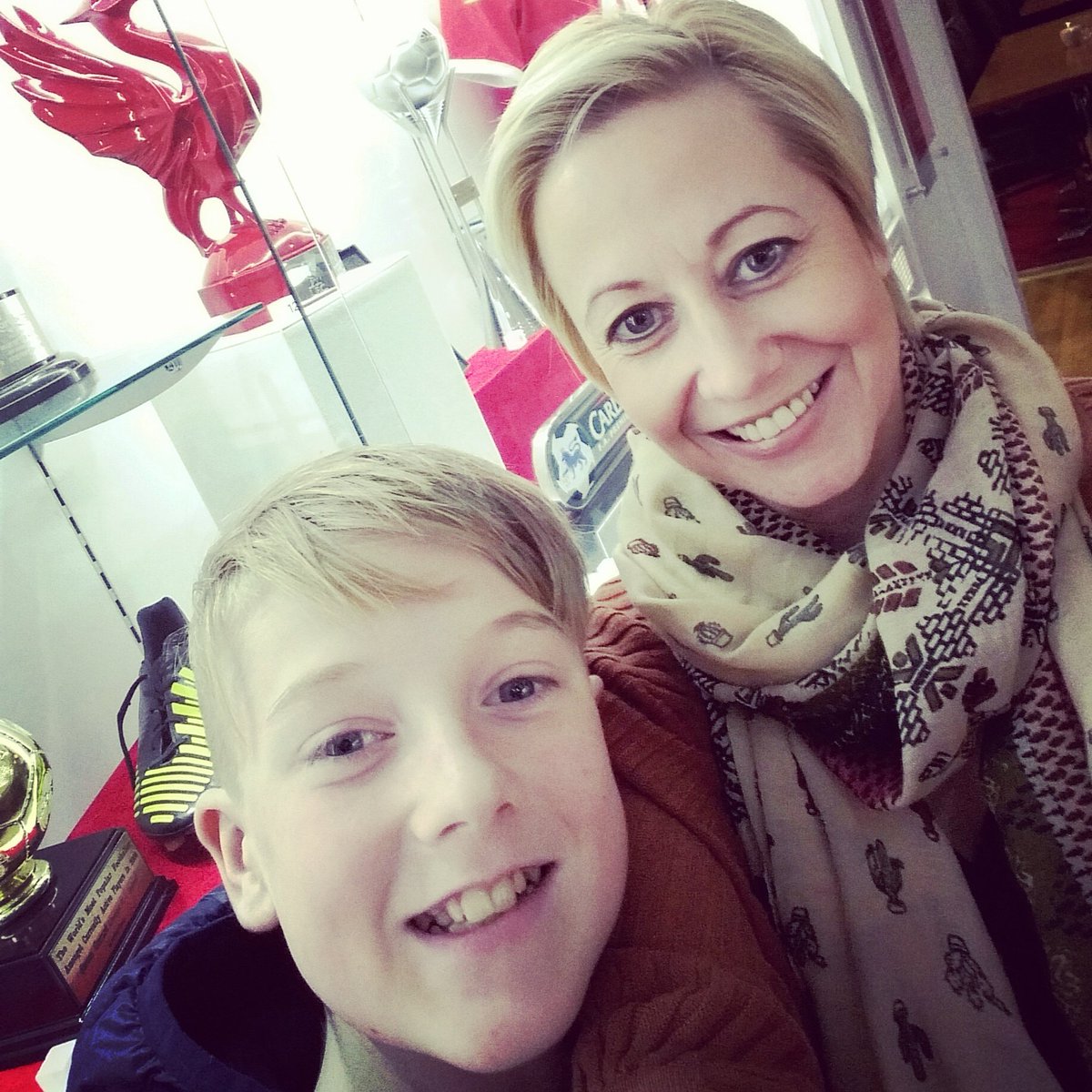 emz_x_ord's tweet photo. Birthday Beer & Bootroom selfie with my MOM x #sharingpassions ⚽🏆 🍺 https://t.co/lx0cxGxnia