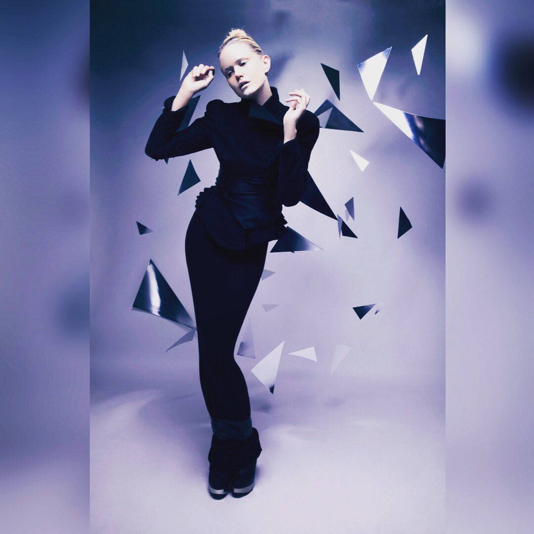 HelenSkybak's tweet photo. Photographer: @OihaneMolinero MakeUp: @theahairmua Stylist: @DawnnofaNewDay https://t.co/RIC8qbg3bl