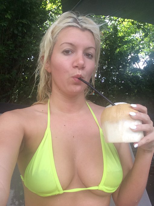 Yes I'm drinking out of a coconut &amp; here is my sandy butt 😏 https://t.co/qQrrUJ4W3G<a href="/tag/teamlp"class="tags"><span>#teamlp</span></a>