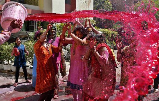 borsh_vk's tweet image. Мужик выливает хуёвый борщ на своих жен. 
 
Индия 2016.