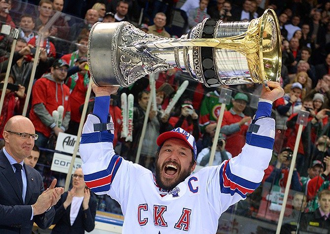 EvaKovalchuk's tweet photo. Мои самые счастливые🙏😻
Мой самый счастливый капитан🙏
И самый лучший тренер❤
Вот они. Чемпионы @hcSKA 🙏💙❤ https://t.co/sPNoihexkB