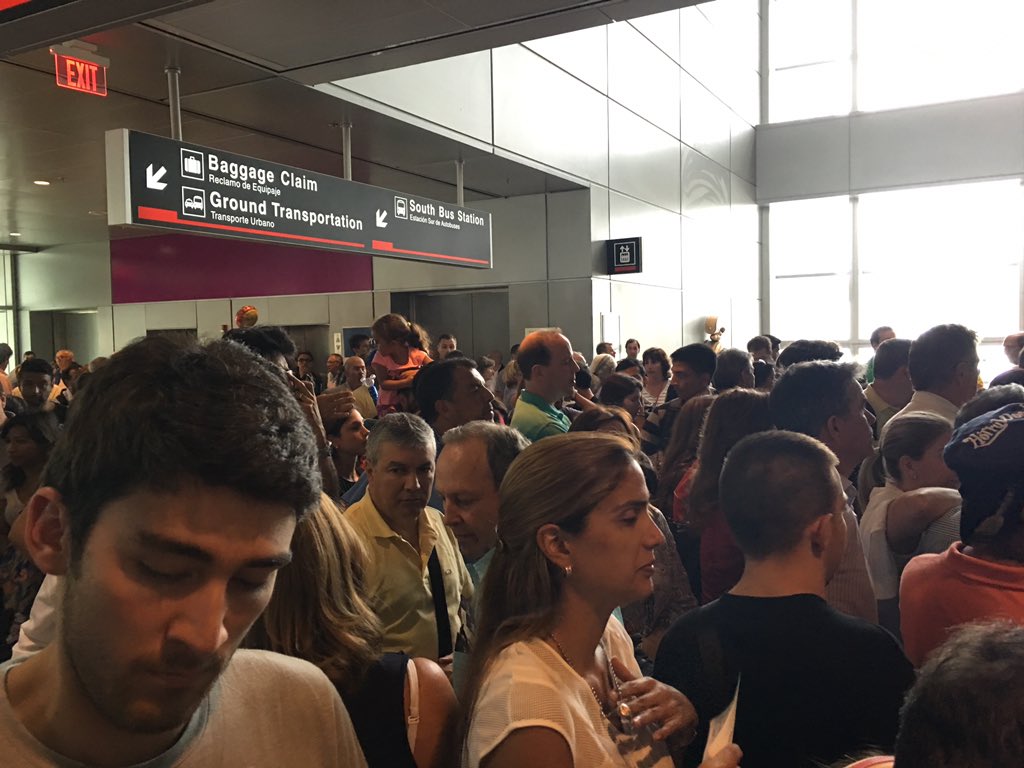 Just evacuated from Mia AirPort #miami #miamiairport #Evacuated recién evacuados del aeropuerto de Miami
