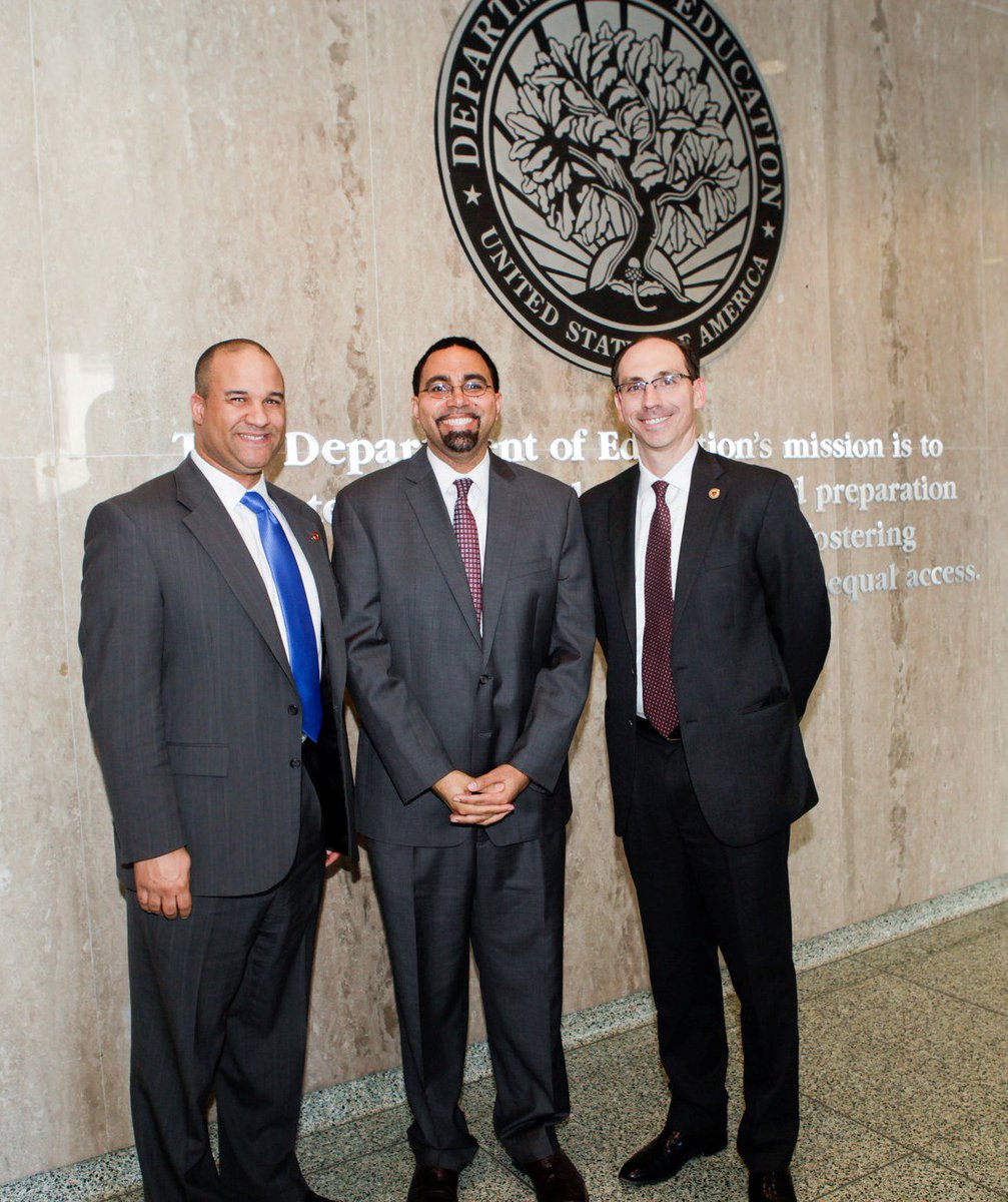OregonPanthers's tweet photo. Proud to represent @PanthersOHS and @EdgewoodCollege last week at a meeting with Dept of Ed Secretary @JohnKingatED https://t.co/aBzyF5OIsT