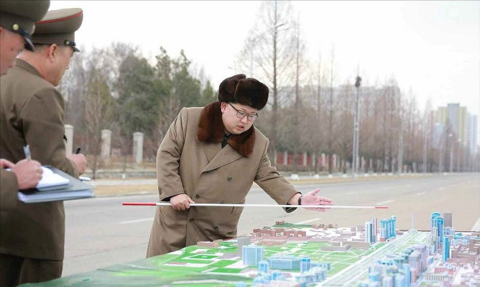 norcoreano's tweet photo. Jugando al billar con una maqueta de Seúl, ojalá fuese una maqueta vudú. https://t.co/arTXMVhVSo