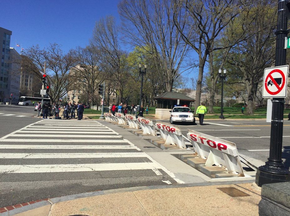 DowntownerDC's tweet photo. U.S. Capitol evacuated following shooting in visitor center
https://t.co/pzT4LfW2Py https://t.co/Y0vtBRHfEN