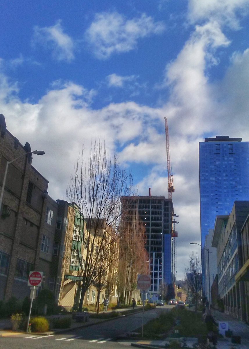 DaGr8Brendinni's tweet photo. #sunshine #alert #Seattle #sun #sunny #warmth #street #photography #clouds #crane #seattleinprogress My neighborhood https://t.co/cdYioUZ0Dh