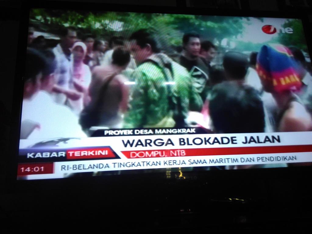 Jalan2Seru_BRU's tweet photo. Warga blokade jalan, Dompu, NTB di Kabar Terkini @tvOneNews cc @BudayaDompu https://t.co/3O2bDKygmC
