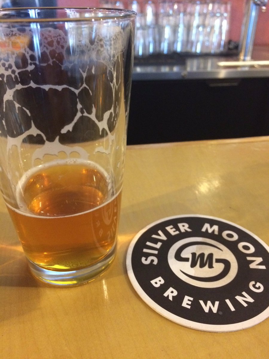 BendGregg's tweet photo. It's Monday, so it must be half price pints and 2for$5 tacos @SilverMoonBeer #IPA97 https://t.co/RF13Qdv2RE
