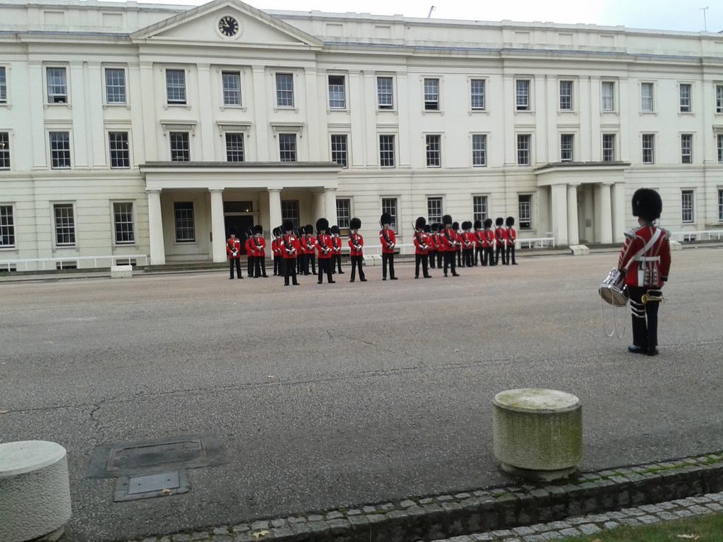 EAraujo1983's tweet photo. troca da guarda #london #londres #realguard #changeofguard https://t.co/mckTwDhBNL