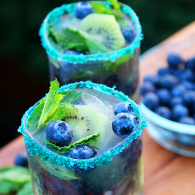Ringing in spring with #refreshing beverage #inspo 🍹 #BlueberryMojito #DrinkInspo