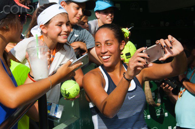 Fed_43600's tweet photo. How to take a selfie... Maddi after her win yesterday #MiamiOpen (Corbis) https://t.co/WWZF51pc9v