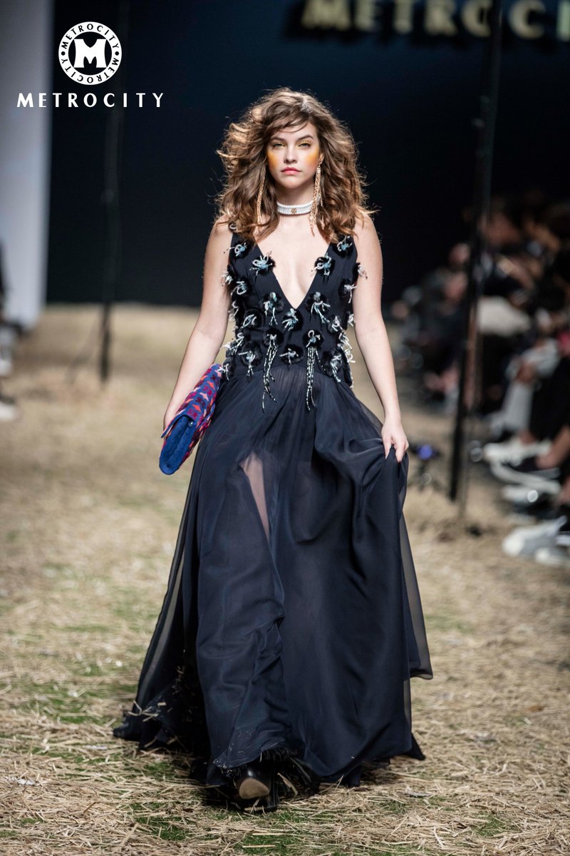 Metrocityusa's tweet photo. 2016 F/W METROCITY COLLECTION With Barbara Palvin #Metrocity #Metrocityworld #Runway #BarbaraPalvin #DDP #SFW https://t.co/VELYu53ROi
